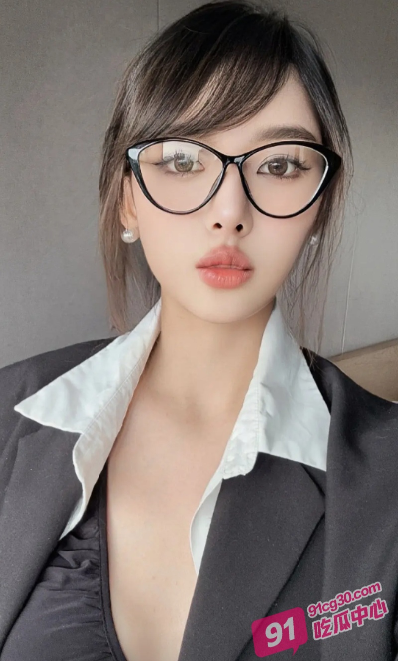 泰国气质网红Deerlong最新私拍 白虎眼镜妹在落地窗前被无套内射！ 配图7