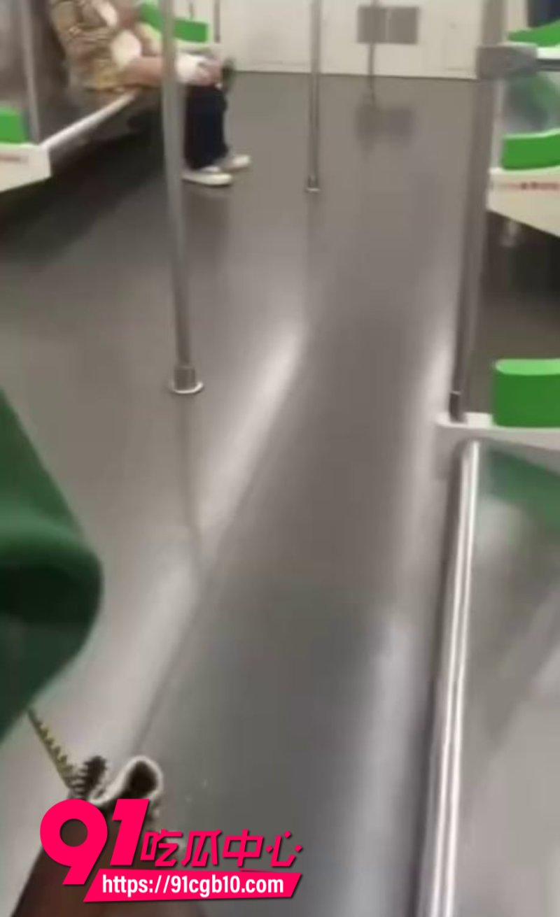 南宁地铁一男子喝醉酒在地铁上打飞机5