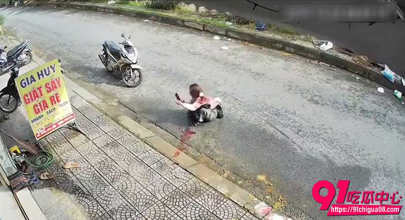 越南男子疯狂捅人 7 越南男子疯狂捅人 7