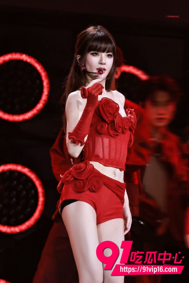 赵露思澳门演唱会穿紧勒短裤凸显骆驼趾户型太好引发全网热议4