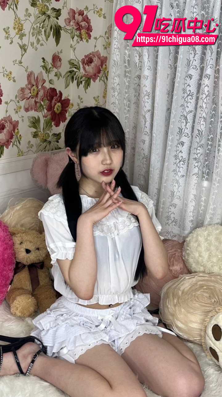 可爱女大学生公园厕所大胆脱衣全裸1