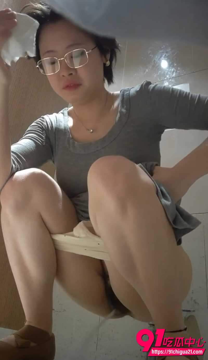 酒吧女厕偷拍 3 酒吧女厕偷拍 3