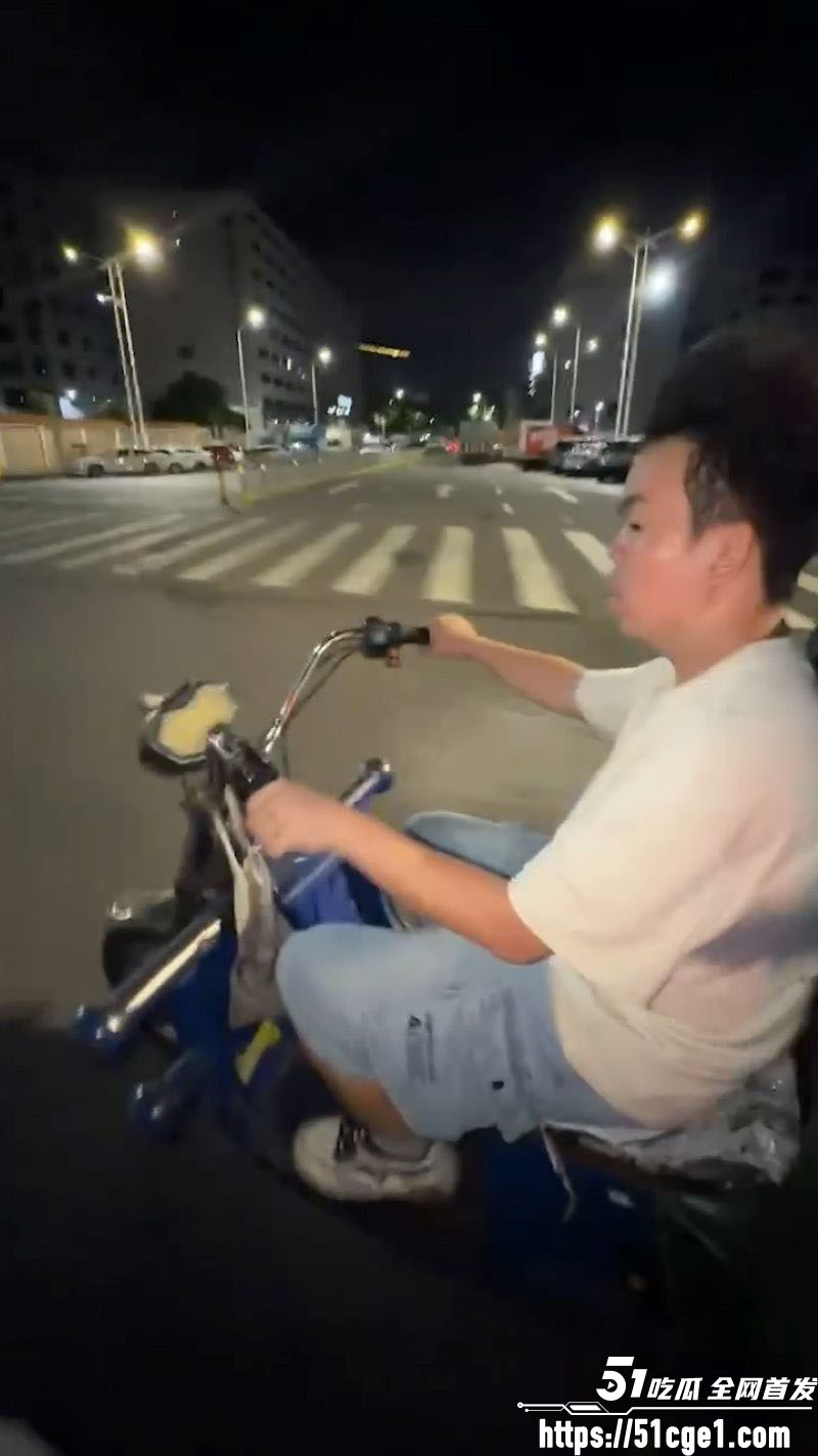 深圳大哥逸也是逸被精神小伙围殴 3