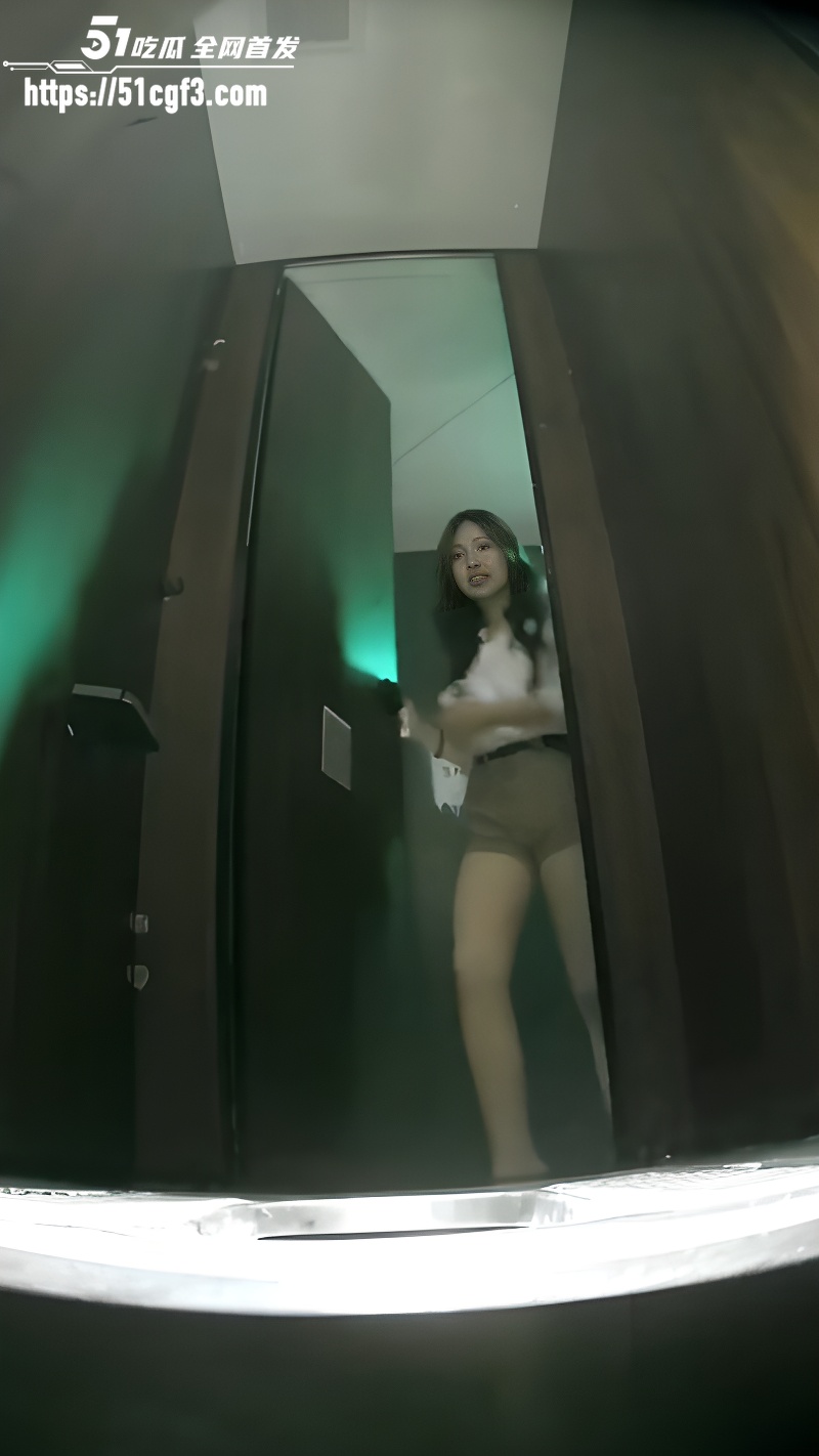 女厕偷拍超清视角 多位高颜值女神释放圣水 2