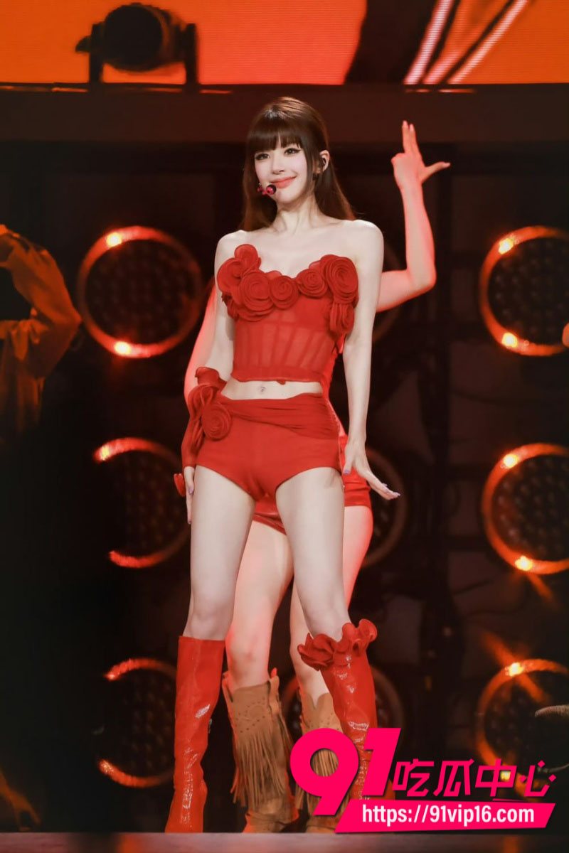 赵露思澳门演唱会穿紧勒短裤凸显骆驼趾户型太好引发全网热议7