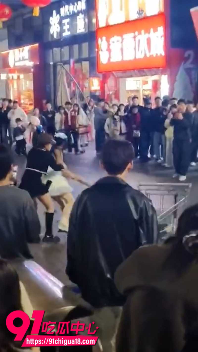 广西精神小妹在普宁广场打群架现场画面1