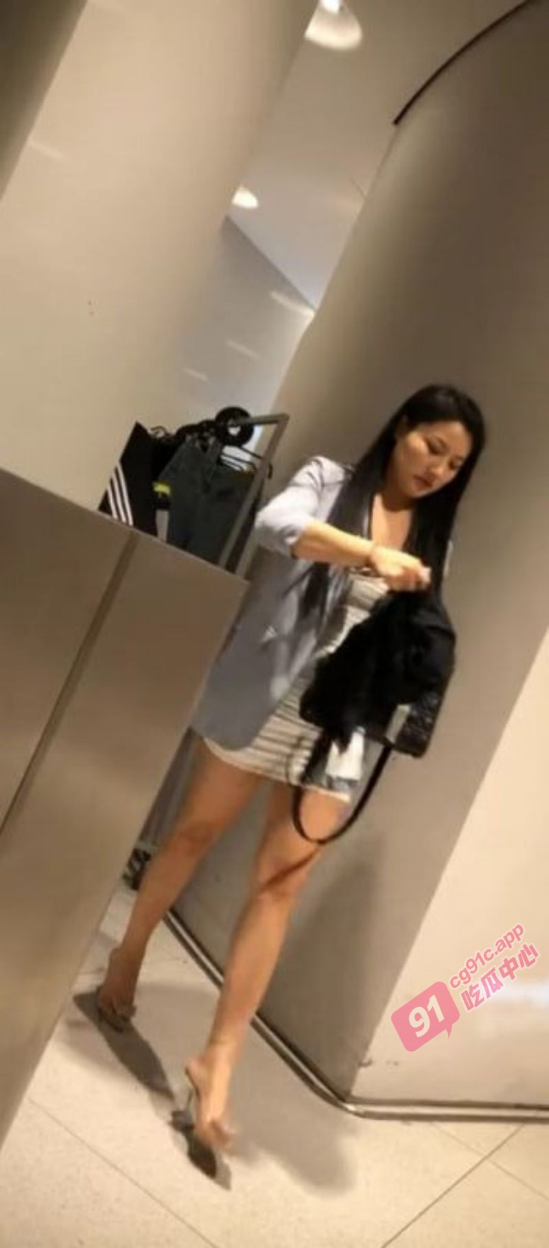 偷拍巨乳少妇包臀裙无内逛街～ 一路尾随偷拍 黑森林裹挟着鲍鱼亮点十足！