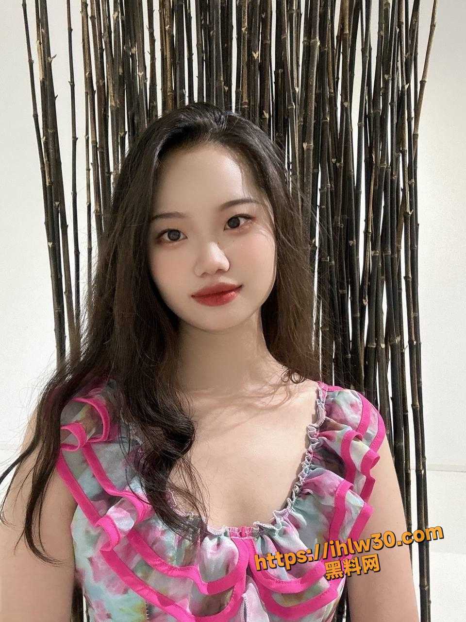 天飞机最高 地下眼镜妹最骚 不接受任何反驳 斯文眼镜妹足交啪啪视频大合集 请你来判断她到底骚不骚？