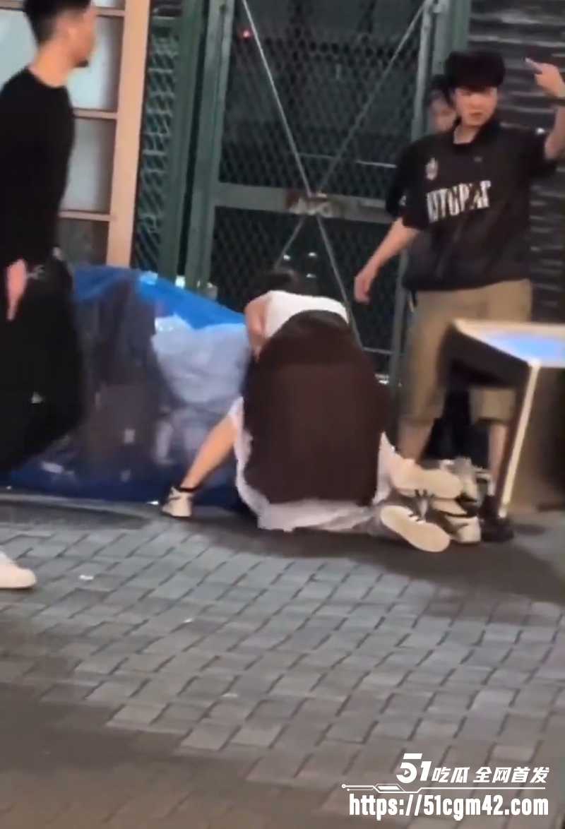 美女街头打架遭男人偷袭视频流出 2