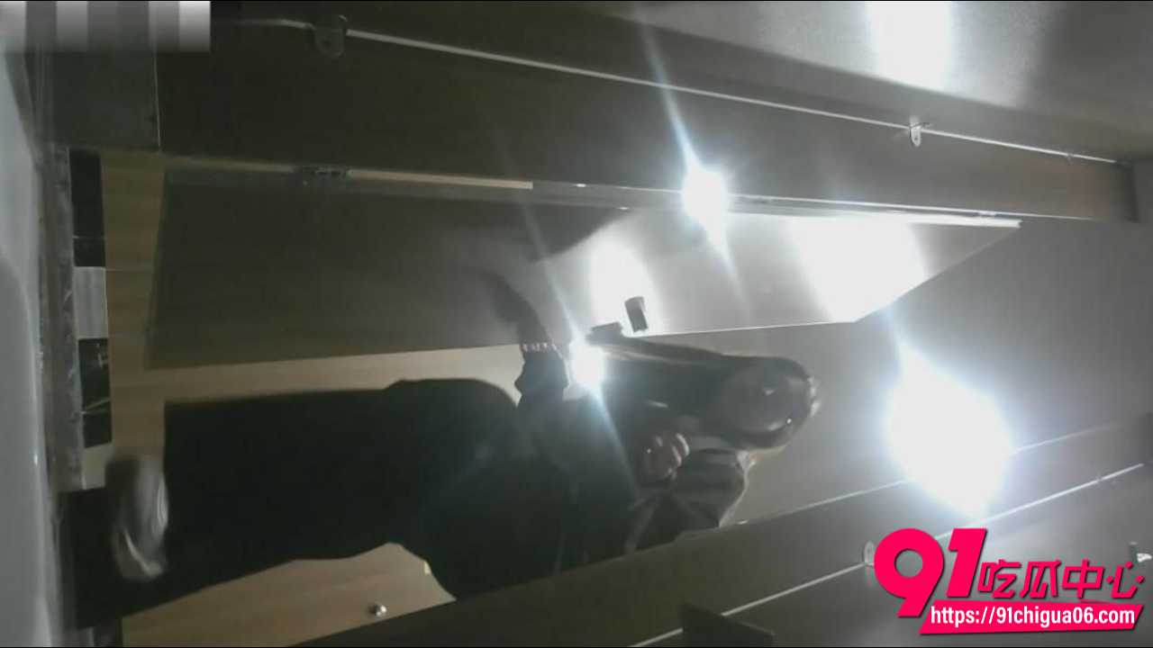 酒吧女厕后排偷拍 7