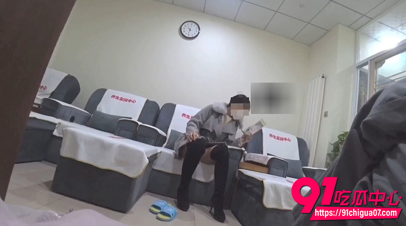 气质少妇按摩店寻欢 主动口活勾引男技师 肉棒无套直捣黄龙 过程刺激真实！