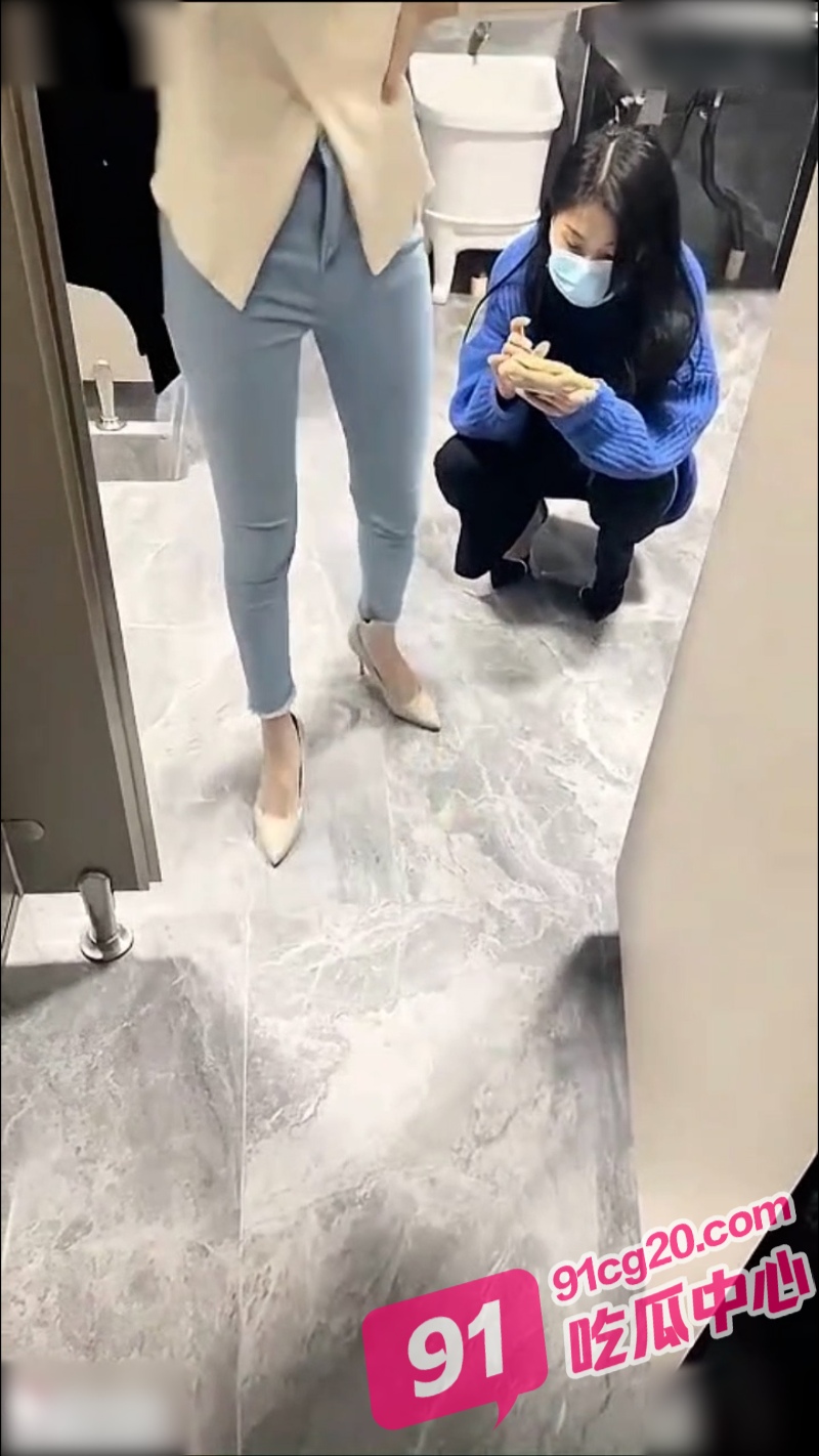 户外公厕双飞姐妹花 轮流跪舔口交 又有晚上做梦的素材了！