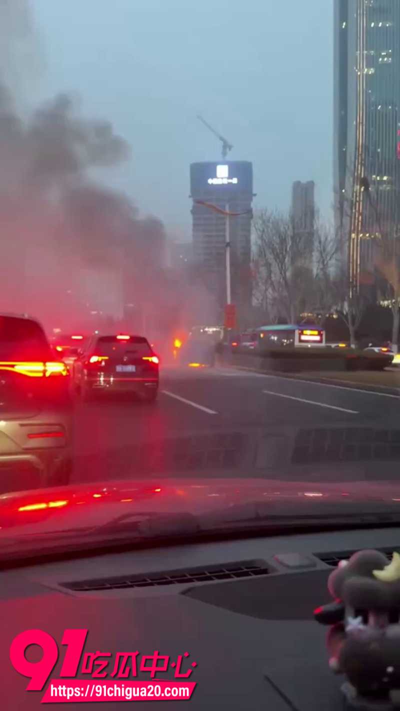济南历下区经十路汽车突然着火2
