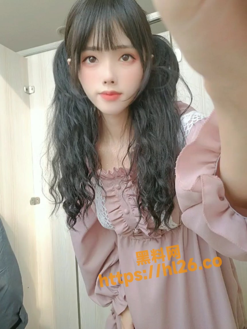 极品双马尾萝莉学生妹在公厕露出玩自拍！逆天颜值和丰满巨乳直接封神！