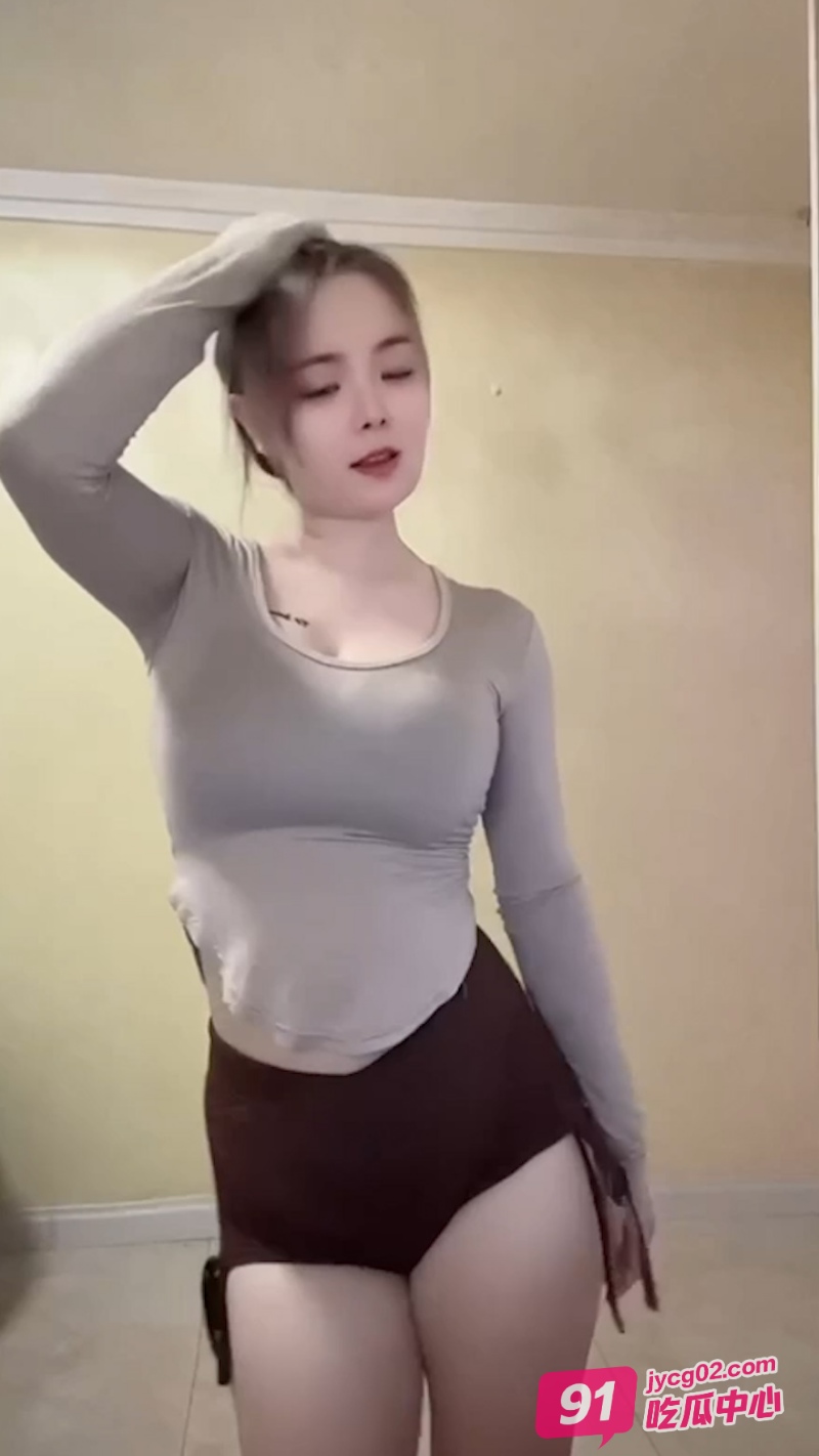 抖音网红何佳怡小芭比视频第二弹 黑丝骚舞上演极限诱惑 配图4