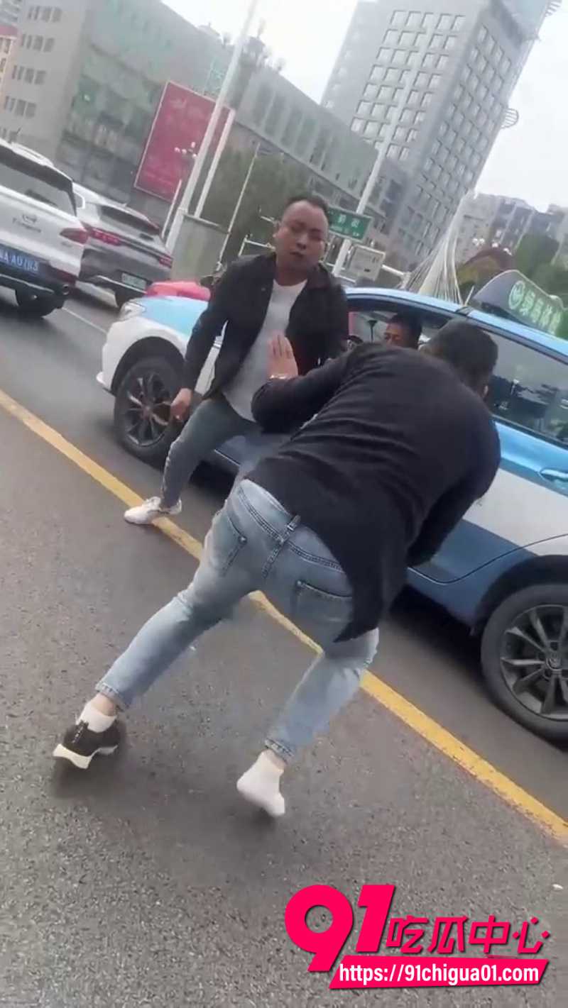 路怒症街头打架白鞋男子4