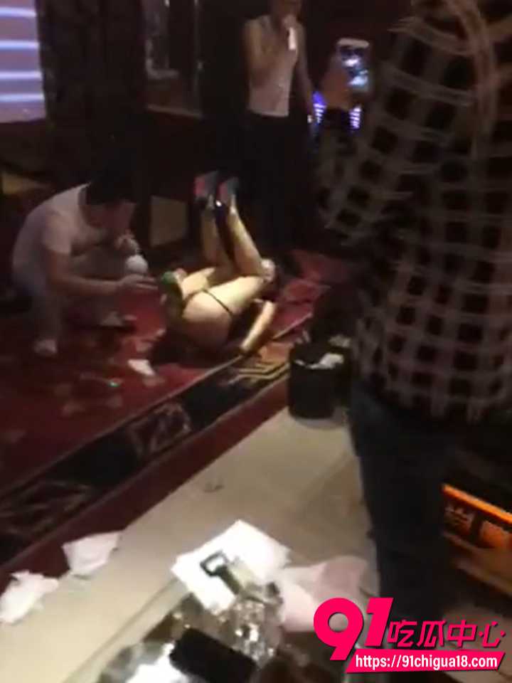长发骚妹当众用骚逼夹紧开啤酒瓶5