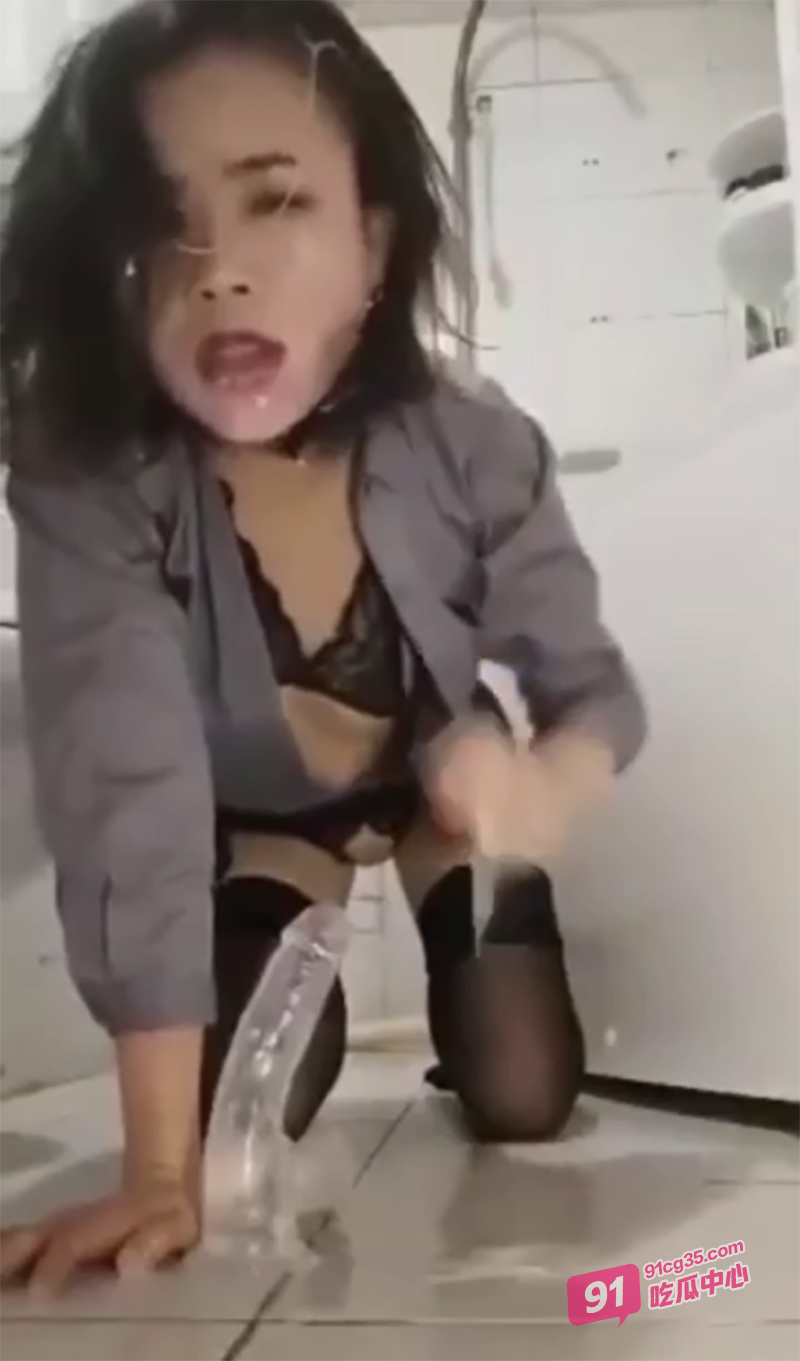 哈尔滨饥渴少妇 灵巧舌头跪地道具口交深喉 道具换成我的龟头就好了！