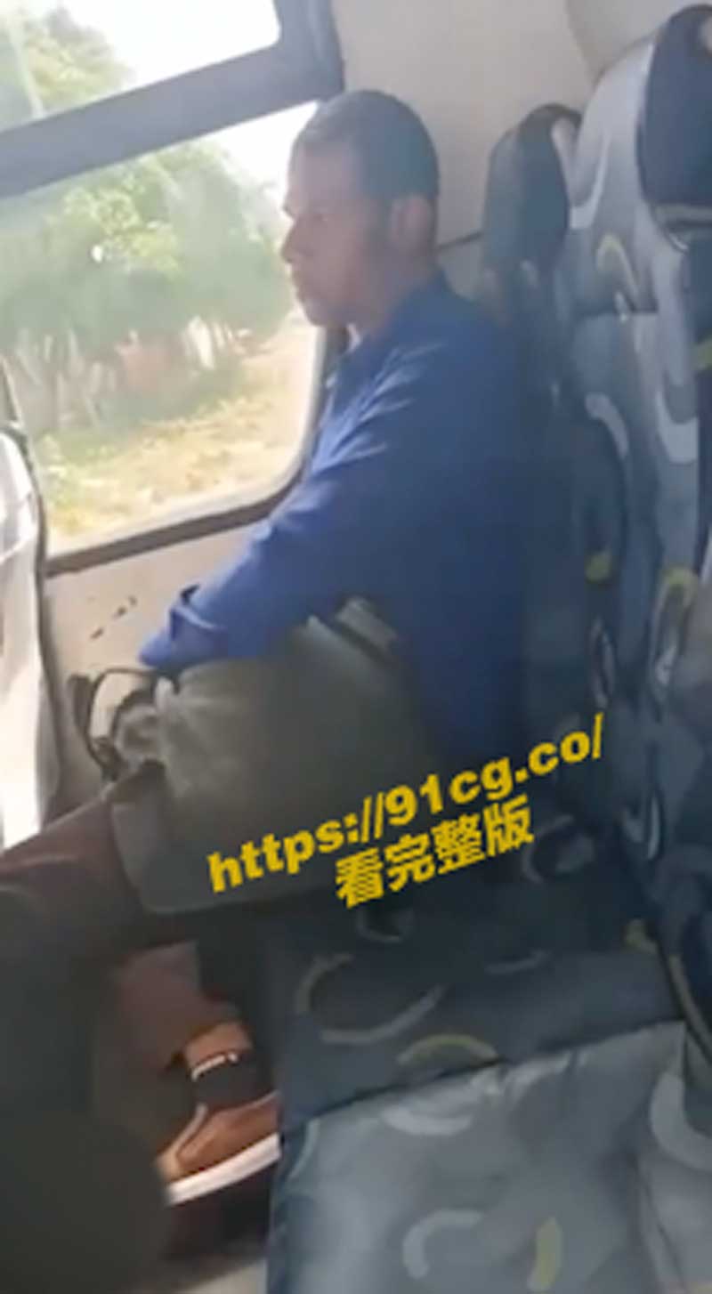 手枪侠出没公车邻座赫见硕大巨黑雕女子羞慌没眼看激烈反应现场