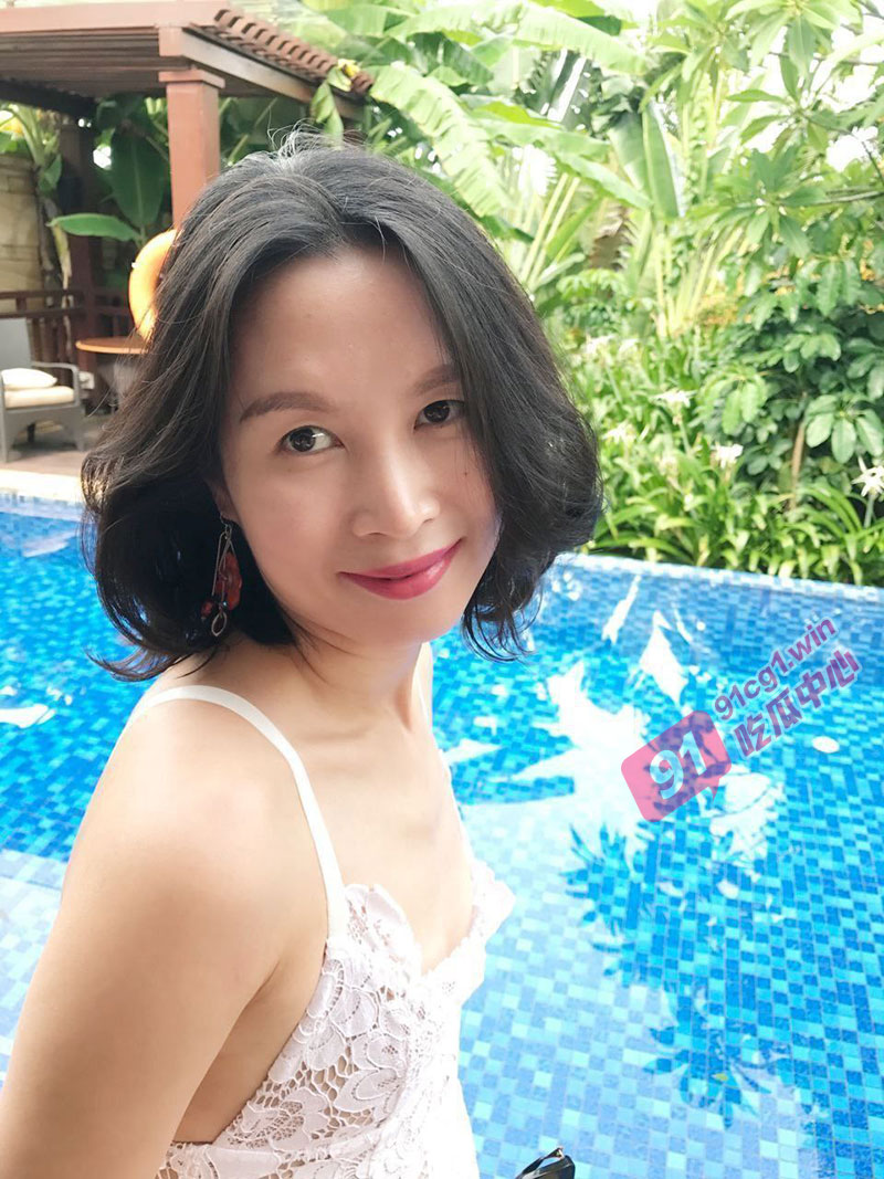带着熟女阿姨出门旅游啪啪啪 身体都快受不了了 都说女的30如狼40似虎 这个年纪的女人一般人还真满足不了