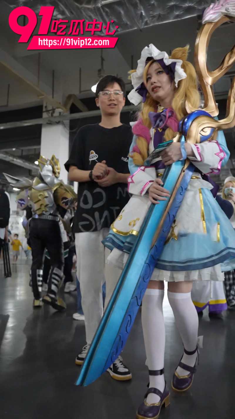 抄底大神漫展抄底偷拍英雄联盟女COSER格温1