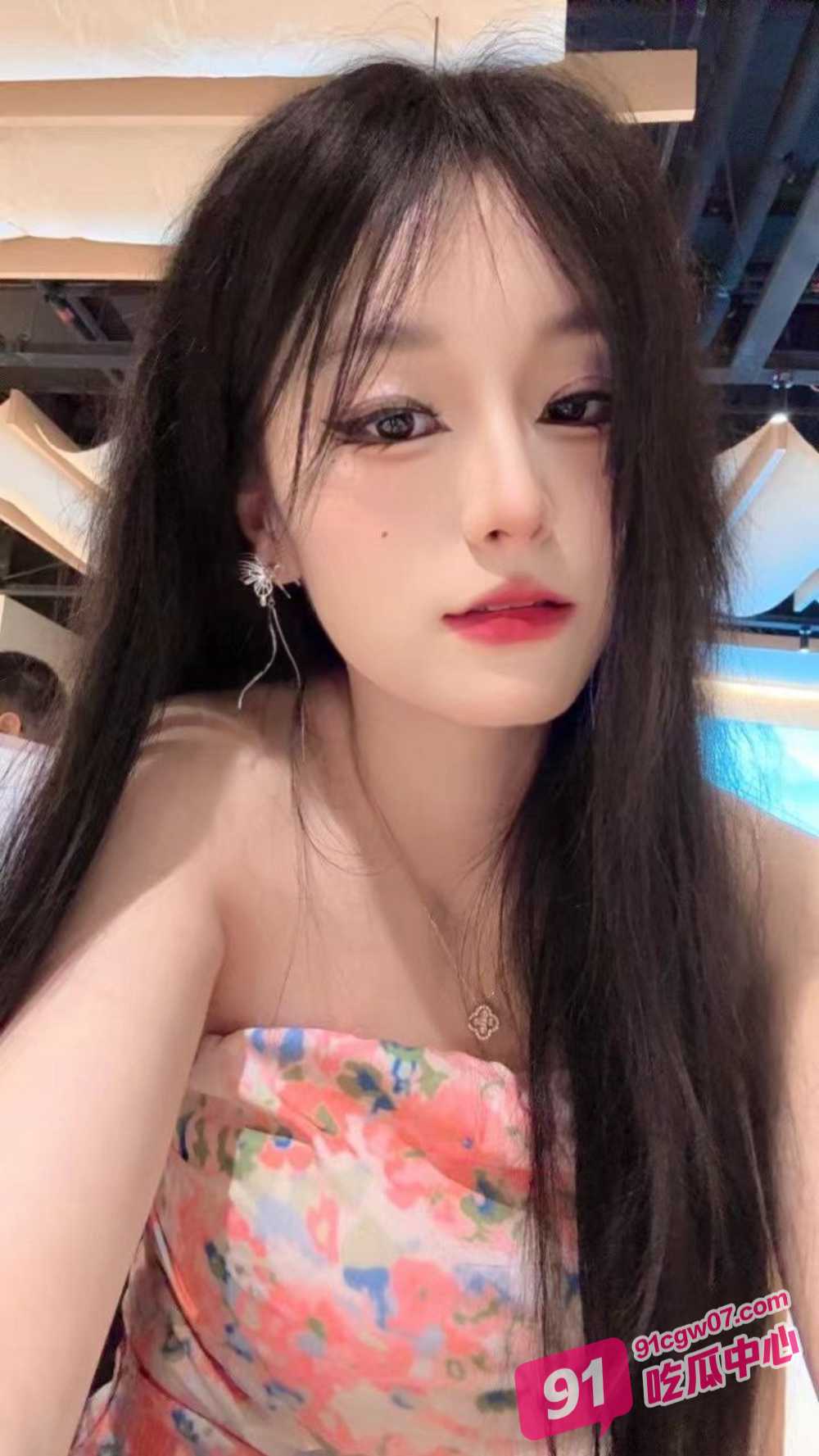日本真实街头小混混 铁链锁少女在路边栏杆上 又扣逼又拍照~ 配图2