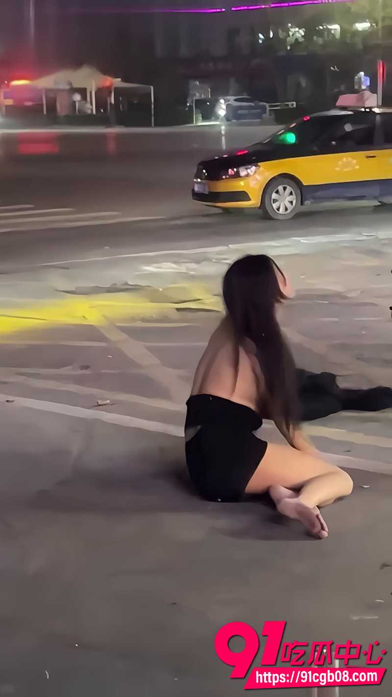 亳州夜市奇闻 老太太火眼金睛怒骂美人妖 当街开打撕衣服全裸大战！