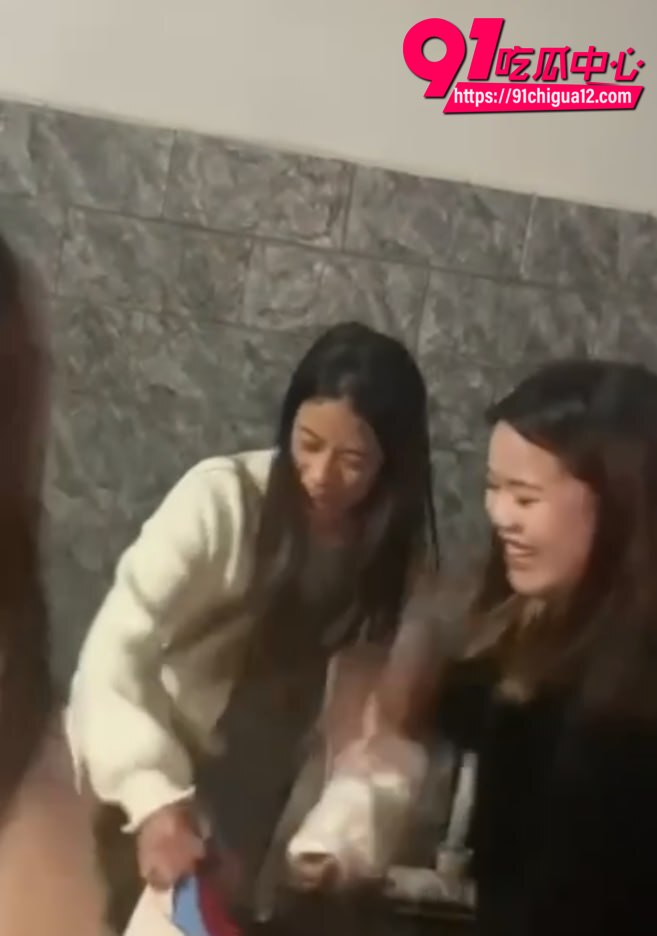 高中少女巷子惨遭围殴2