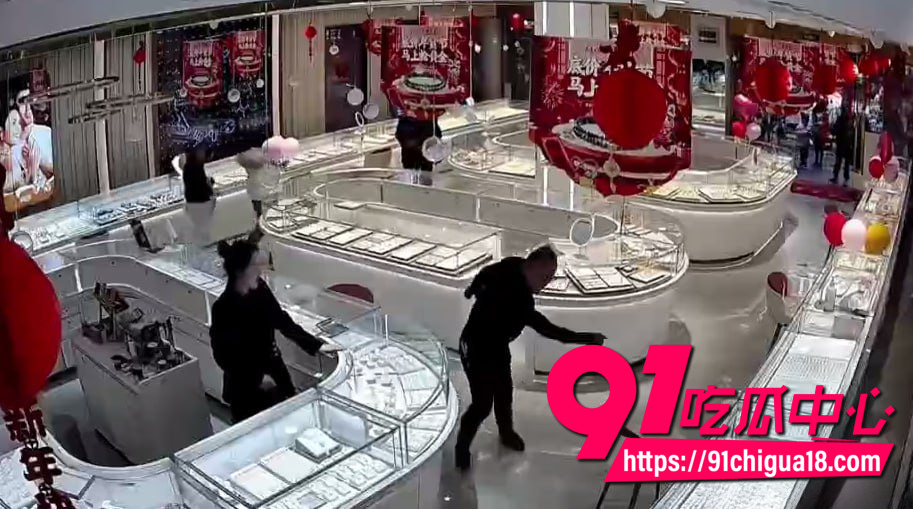 苍溪周大生砸店现场监控3 苍溪周大生砸店现场监控3