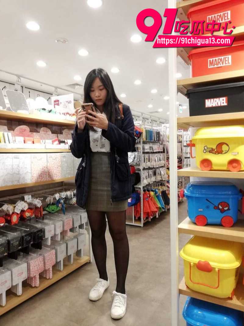 超市收银员嫩妹 被绿帽男友献给兄弟爆操 自己在旁边看着打飞机