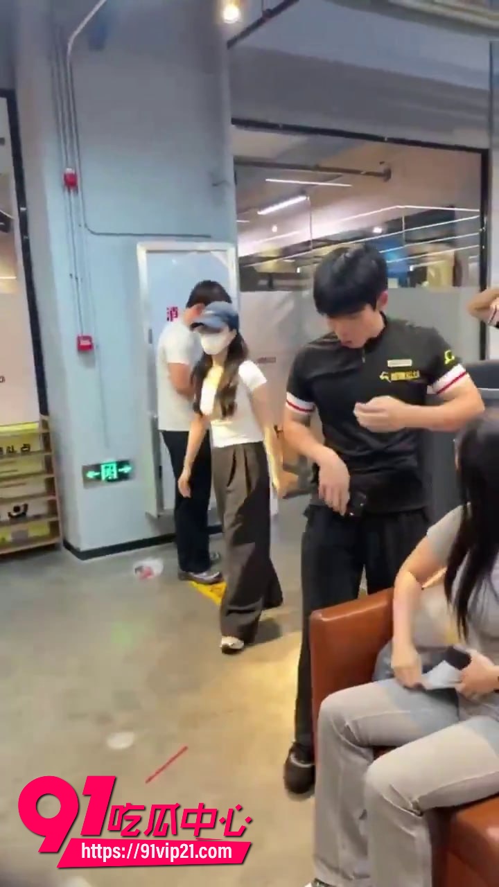 哥们脚踏两只船被找上门8