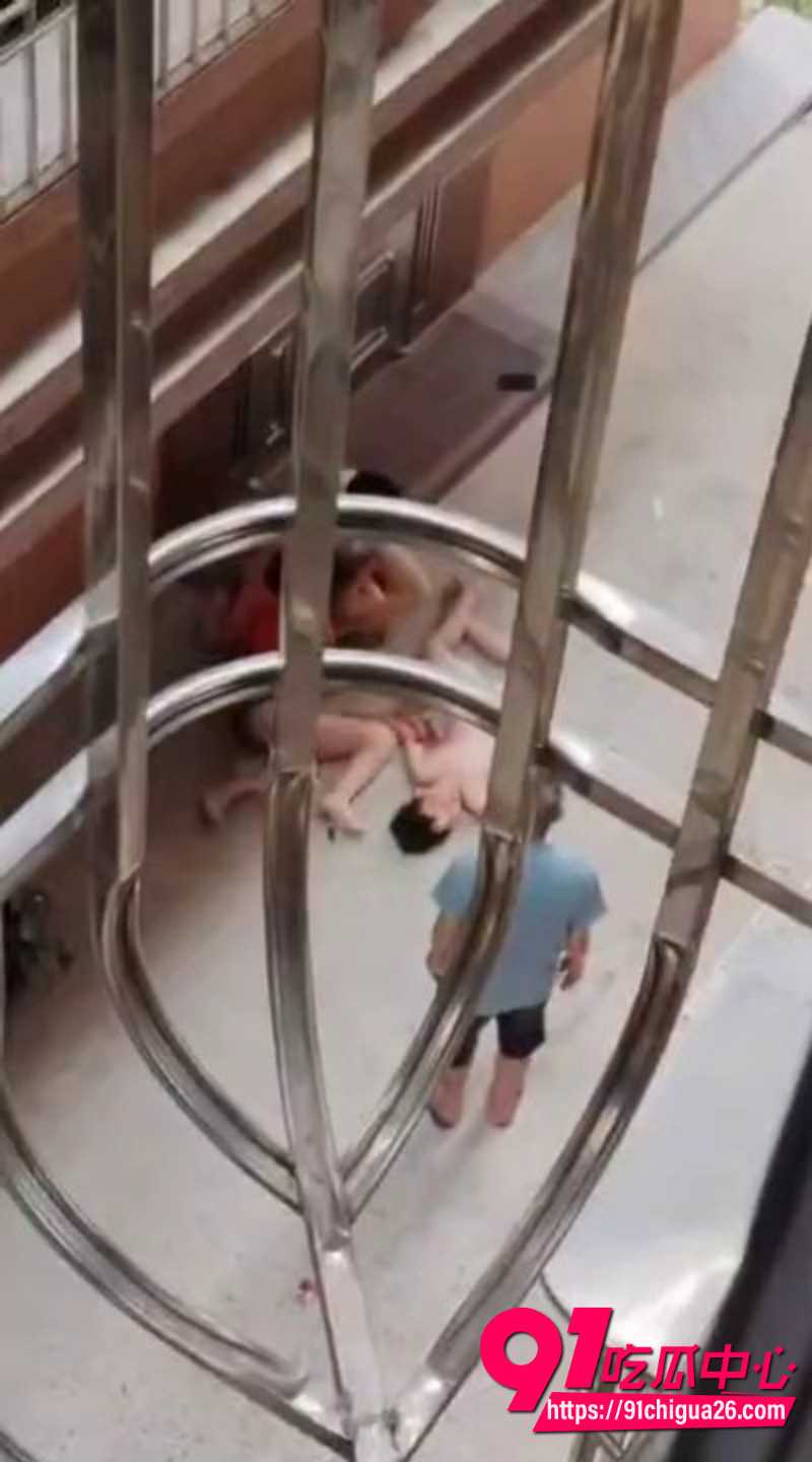 小区楼梯间小孩跳楼8