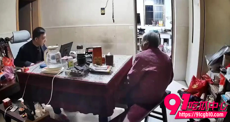 6儿子殴打93岁母亲 1