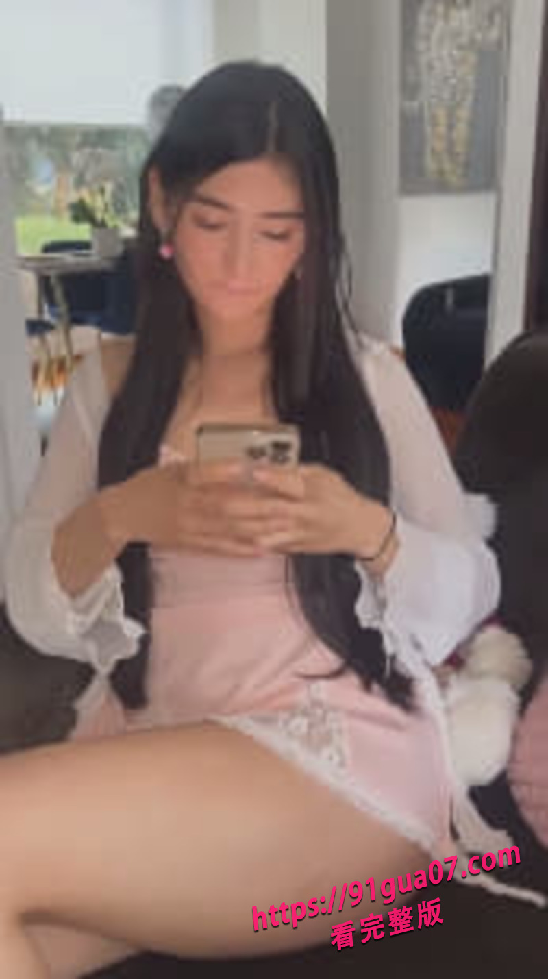 TIKTOK网红下海视频 混血辣妹车震调情动作太撩人