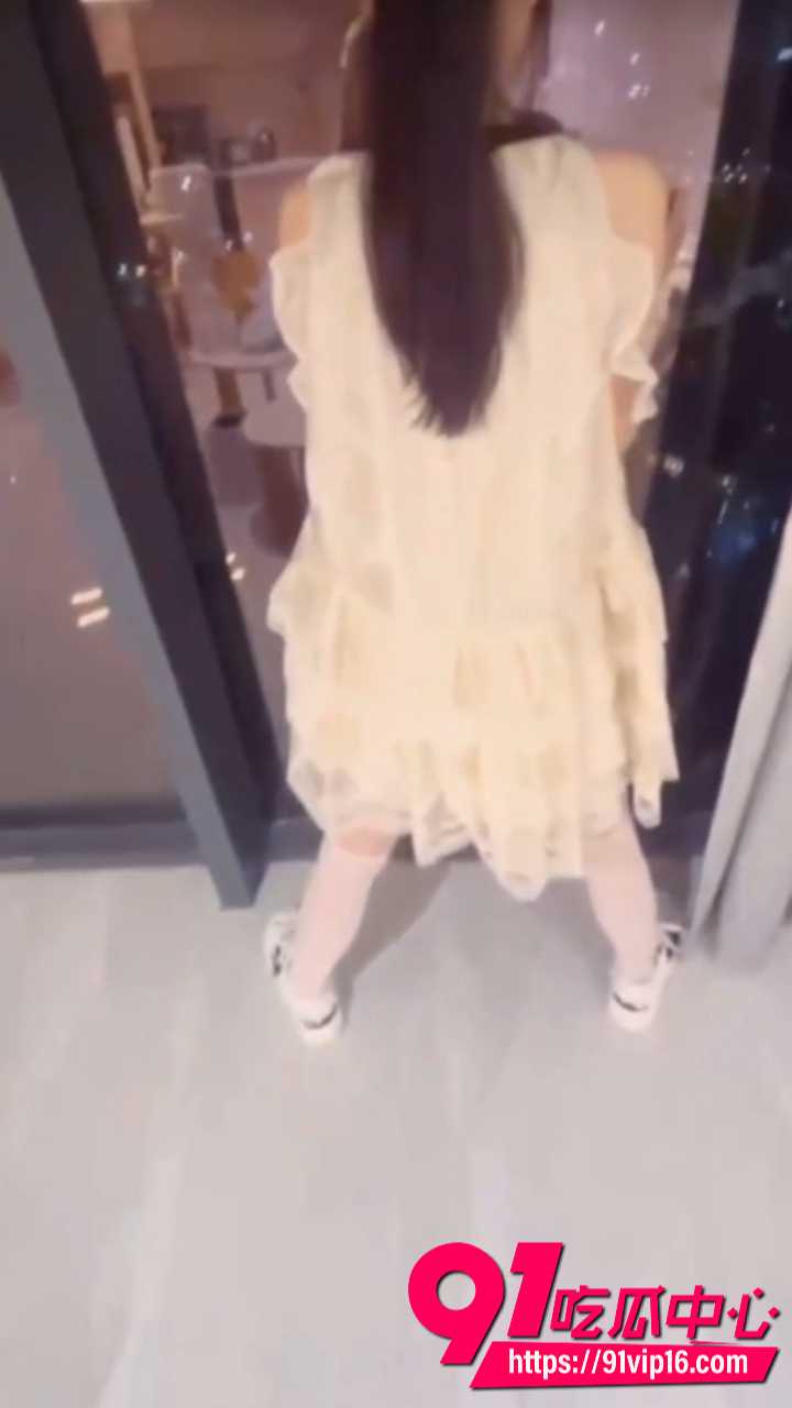 海角乱伦 叛逆妹妹不想回家 让哥哥带她去酒店放松 热吻后各种姿势疯狂爆操浪叫高潮