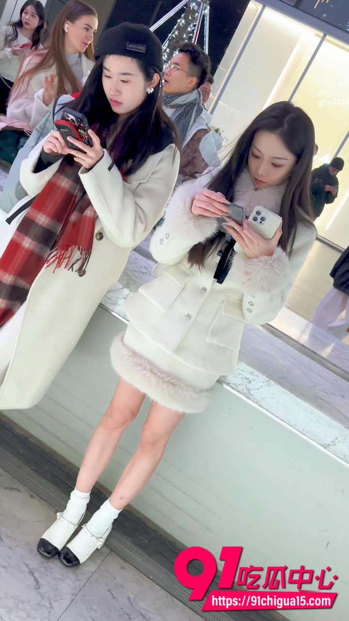 极品美女雪天光腿被抄底偷拍 白色内裤微透黑森林太诱人了!