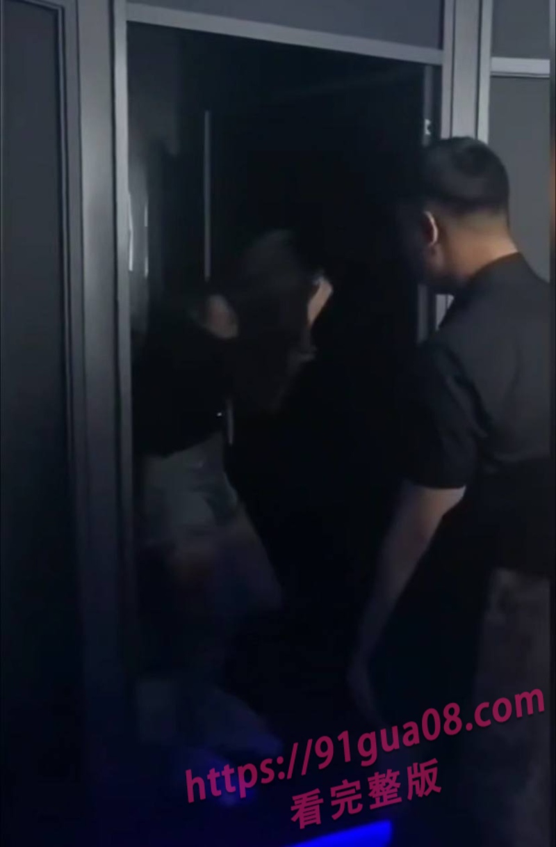 青岛某酒吧情侣厕所激战视频曝光 引得众人围观 配图3