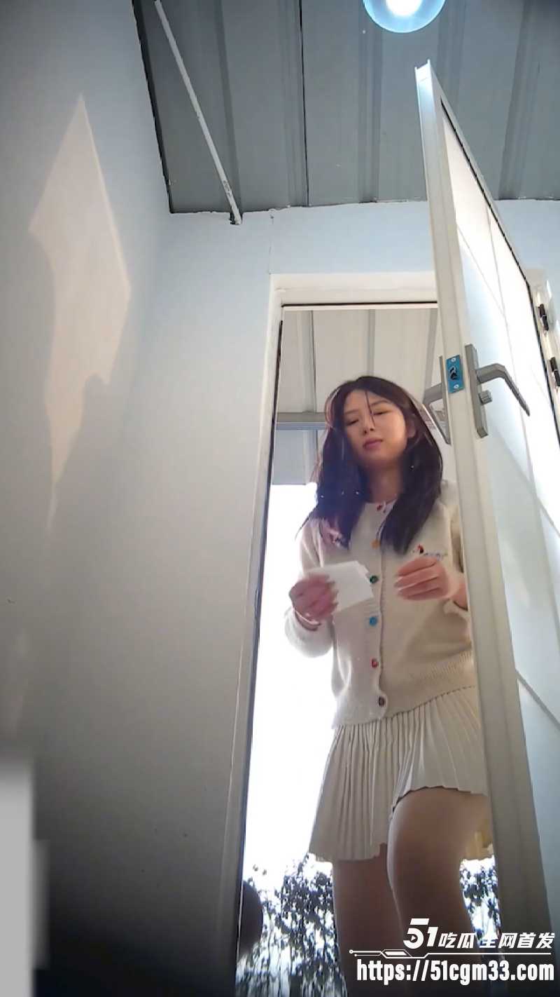 偷拍御姐少妇撅屁股放尿 1 偷拍御姐少妇撅屁股放尿 1