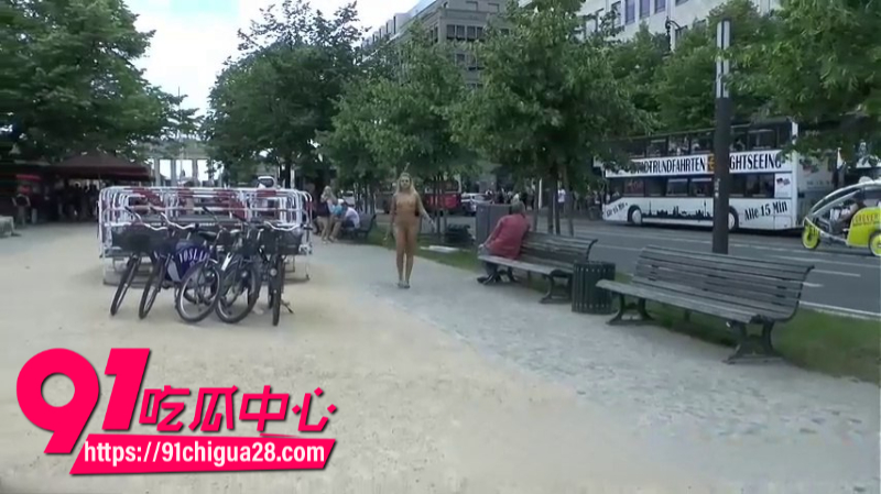 欧美金发御姐街头极限露出2