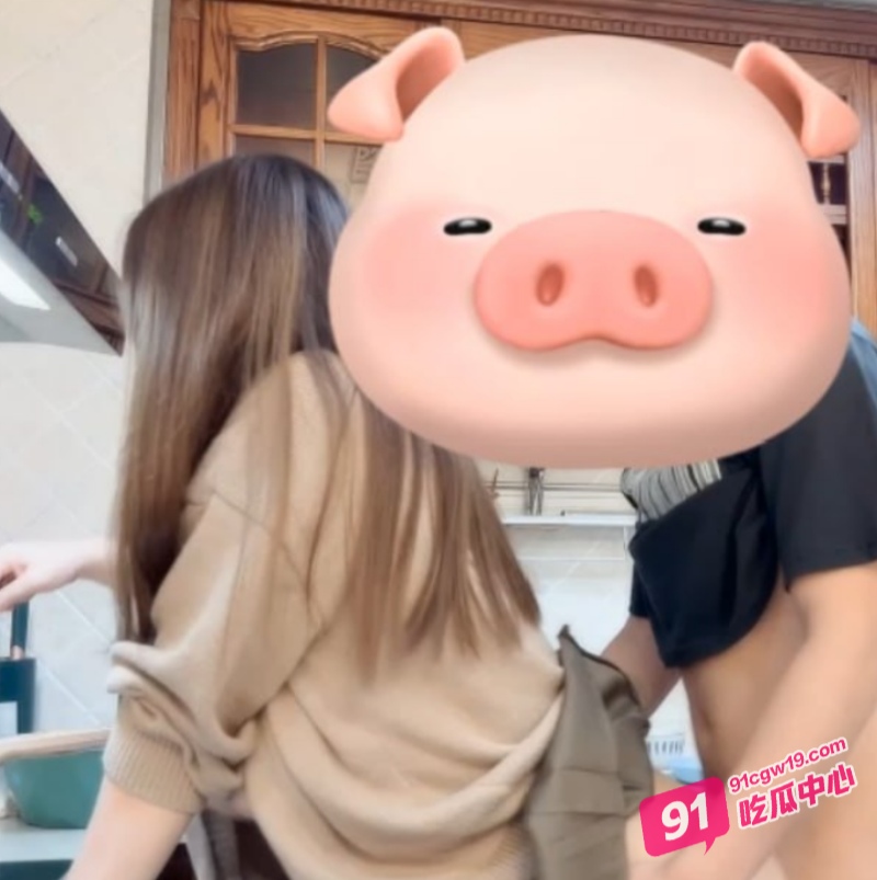 真实姐弟乱伦！爸妈不在家丰乳肥臀的姐姐被攻破了！ 配图2