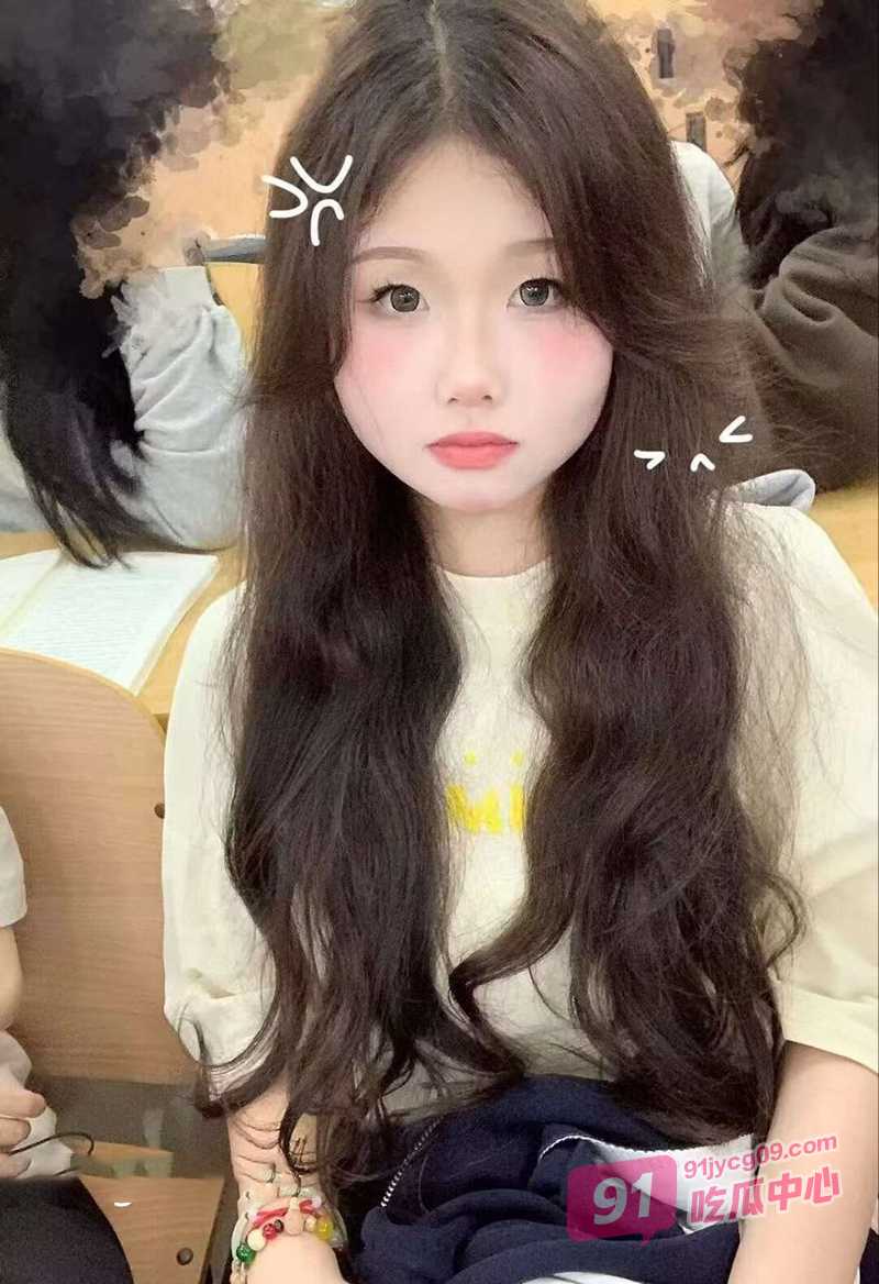 富二代fKabuto约炮女大学生 皮肤白嫩的一线天尤物 私底下真反差！ 配图