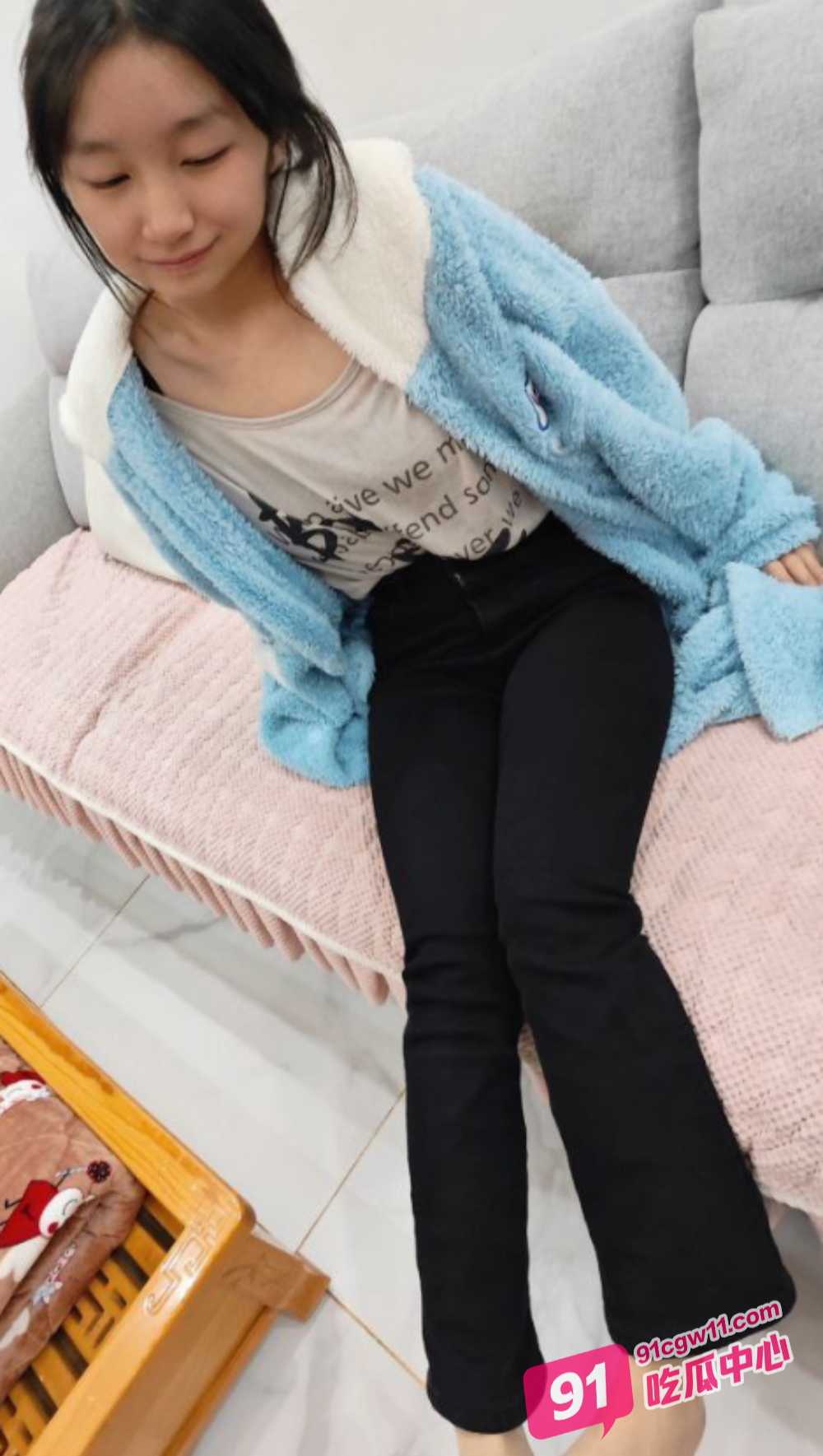 20岁清纯福利姬 奶妮 VIP福利私拍流出 床上激战肥腻大叔 纤细娇躯被爆操到呻吟不止 配图6