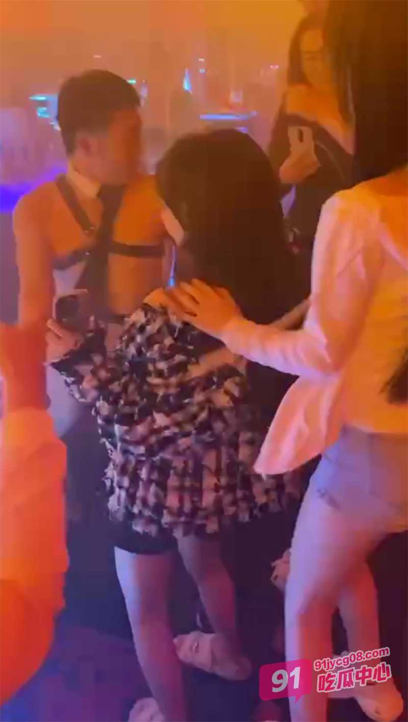 抖音300万粉丝天降之雯 酒吧与男模激情热舞 线下给金主爸爸发擦边福利 配图5