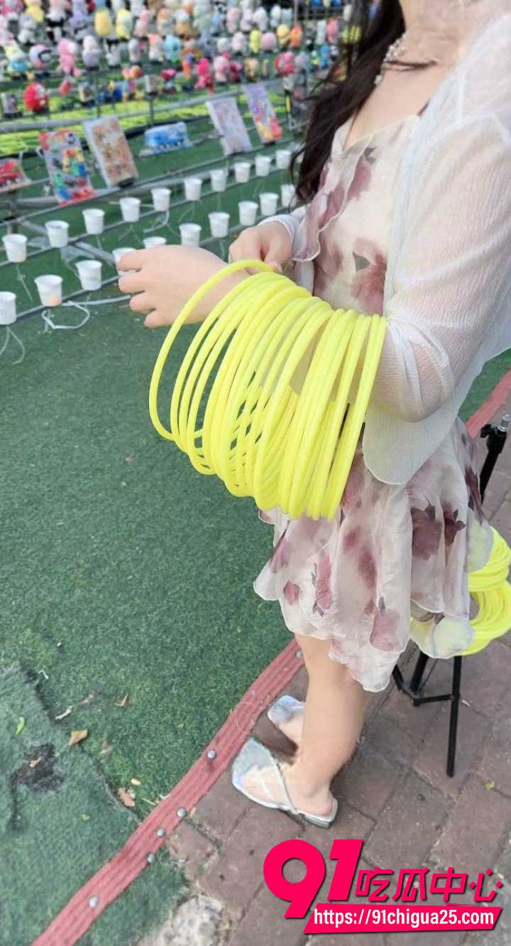 兄妹俩白天游乐场套圈放松晚上开房无套内射1