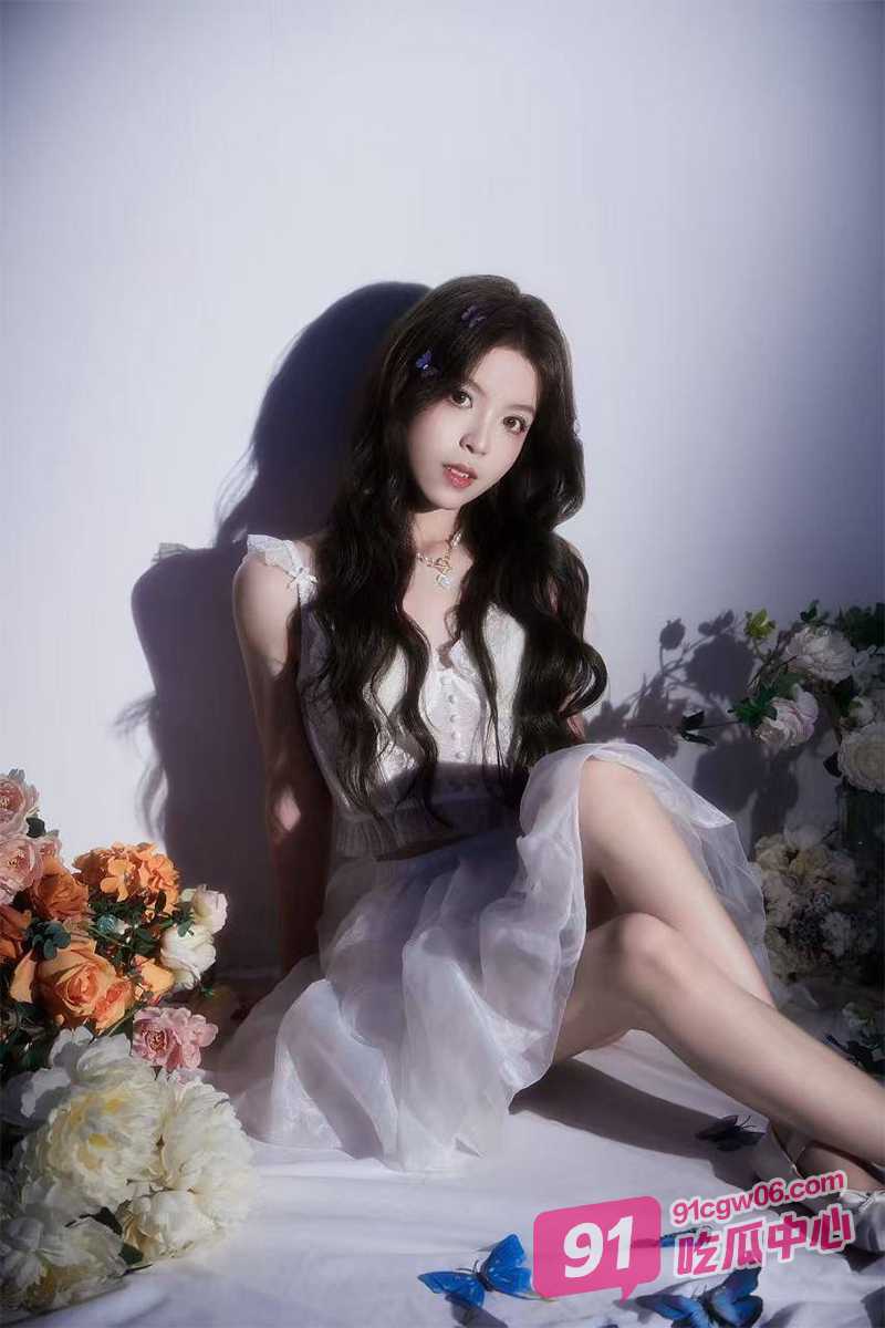 专攻良家勾搭武汉碧玉美少妇李玉琦 接吻缠绵舔逼调情 摁在沙发上猛干 操一半不让搞了！ 配图