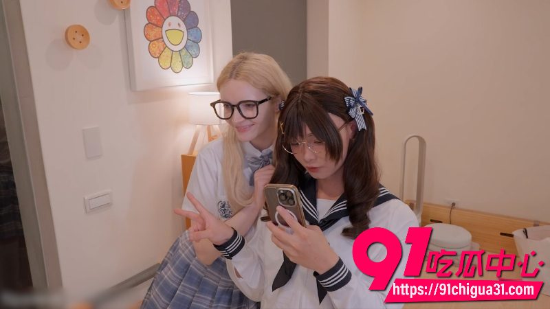 极品伪娘Aroma爆操欧美金发少女 伪娘身穿性感JK服 大鸡巴爆操眼镜妹骚穴