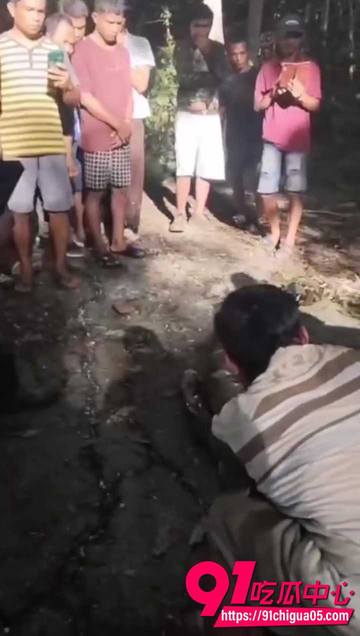 蟒蛇吞人被村民打死 剥开尸体惊悚发黑7 蟒蛇吞人被村民打死 剥开尸体惊悚发黑7