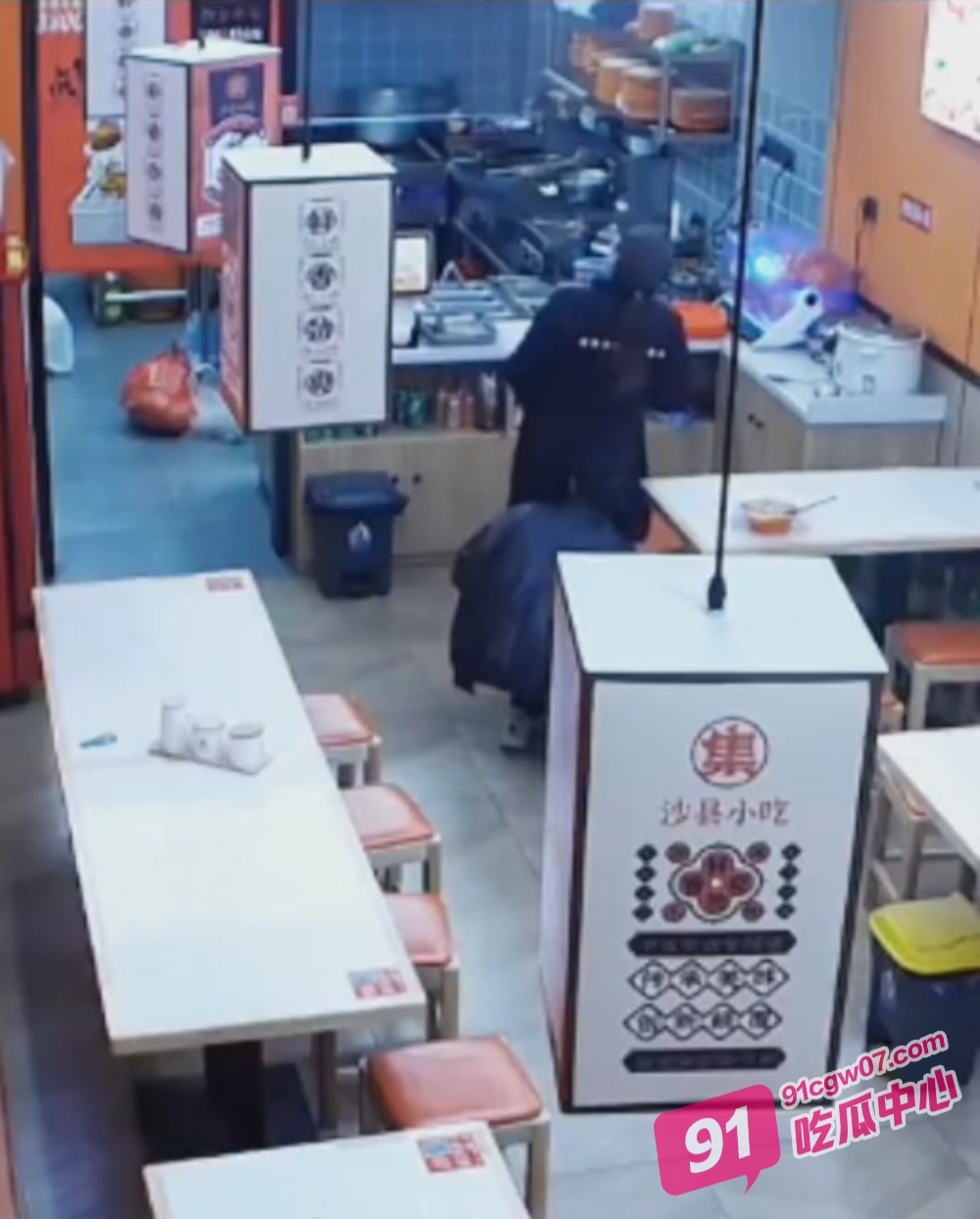 奇葩男喜欢闻屁?男子在沙县小吃餐馆内吃饭 没想到竟然偷闻服务员的屁股!