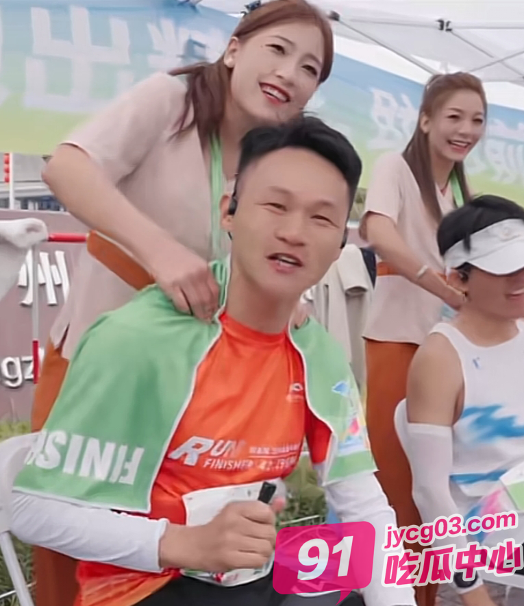 完赛福利天花板！旗袍美女跪地捏脚 跑友直喊加钟～ 配图3