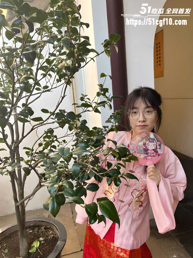 反差眼镜婊 小黎 1 反差眼镜婊 小黎 1